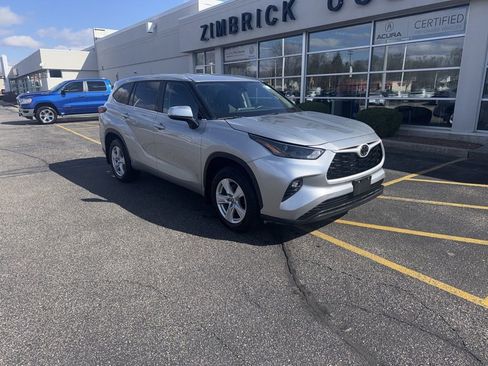 Used 2023 Toyota Highlander LE image 1