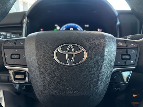 Used 2025 Toyota Camry LE image 32