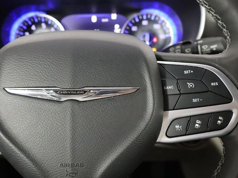 Used 2023 Chrysler Pacifica Touring-L FWD image 10