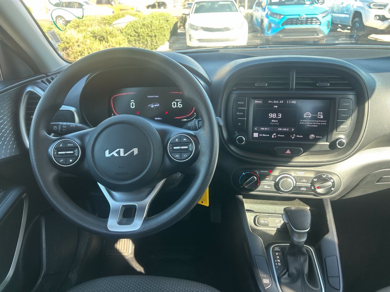 Used 2023 Kia Soul LX w/ LX Technology Package FWD image 9