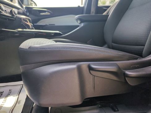 Used 2025 Chevrolet Trax LT w/ LT Convenience Package FWD image 14