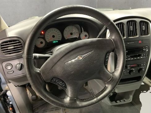 Used 2005 Chrysler Town & Country Touring image 10
