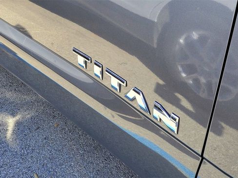 Used 2023 Nissan Titan SV image 5