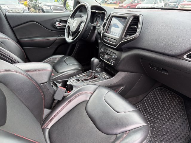 Used 2019 Jeep Cherokee Trailhawk AWD/4WD image 24