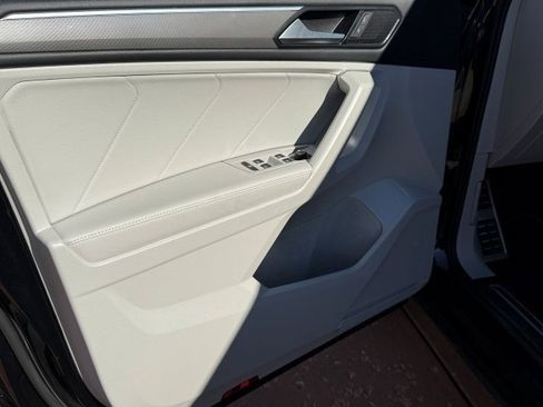 Used 2023 Volkswagen Tiguan SE R-Line image 9