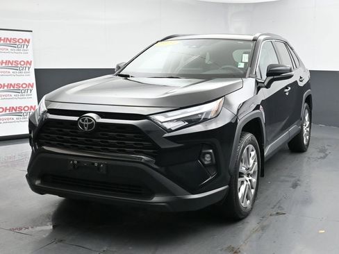 Used 2023 Toyota RAV4 XLE Premium image 4