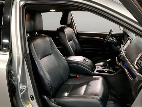 Used 2018 Toyota Highlander Limited AWD/4WD image 9