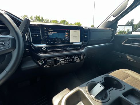 Used 2024 GMC Sierra 1500 SLE image 14