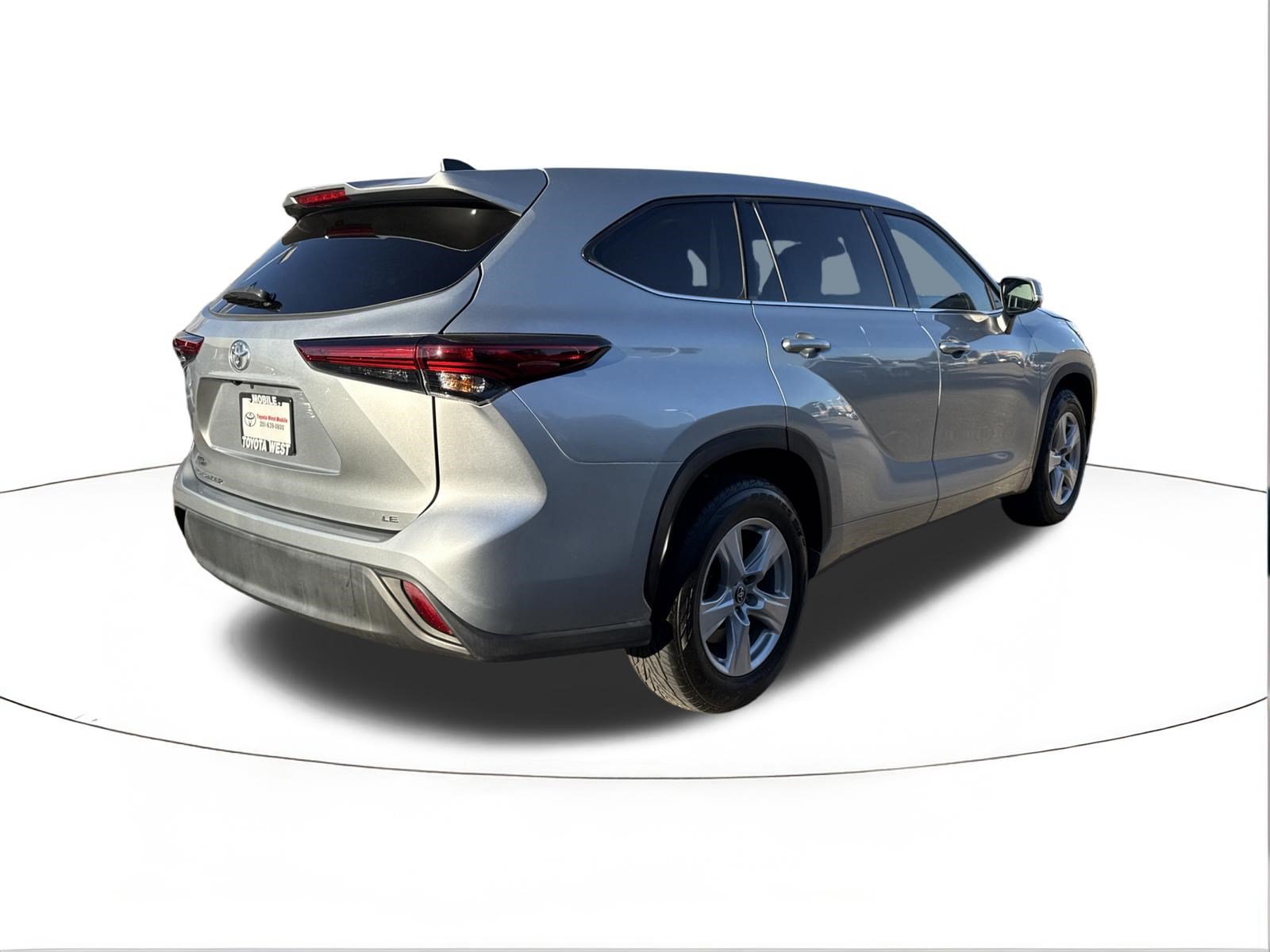 Used 2022 Toyota Highlander LE FWD image 3