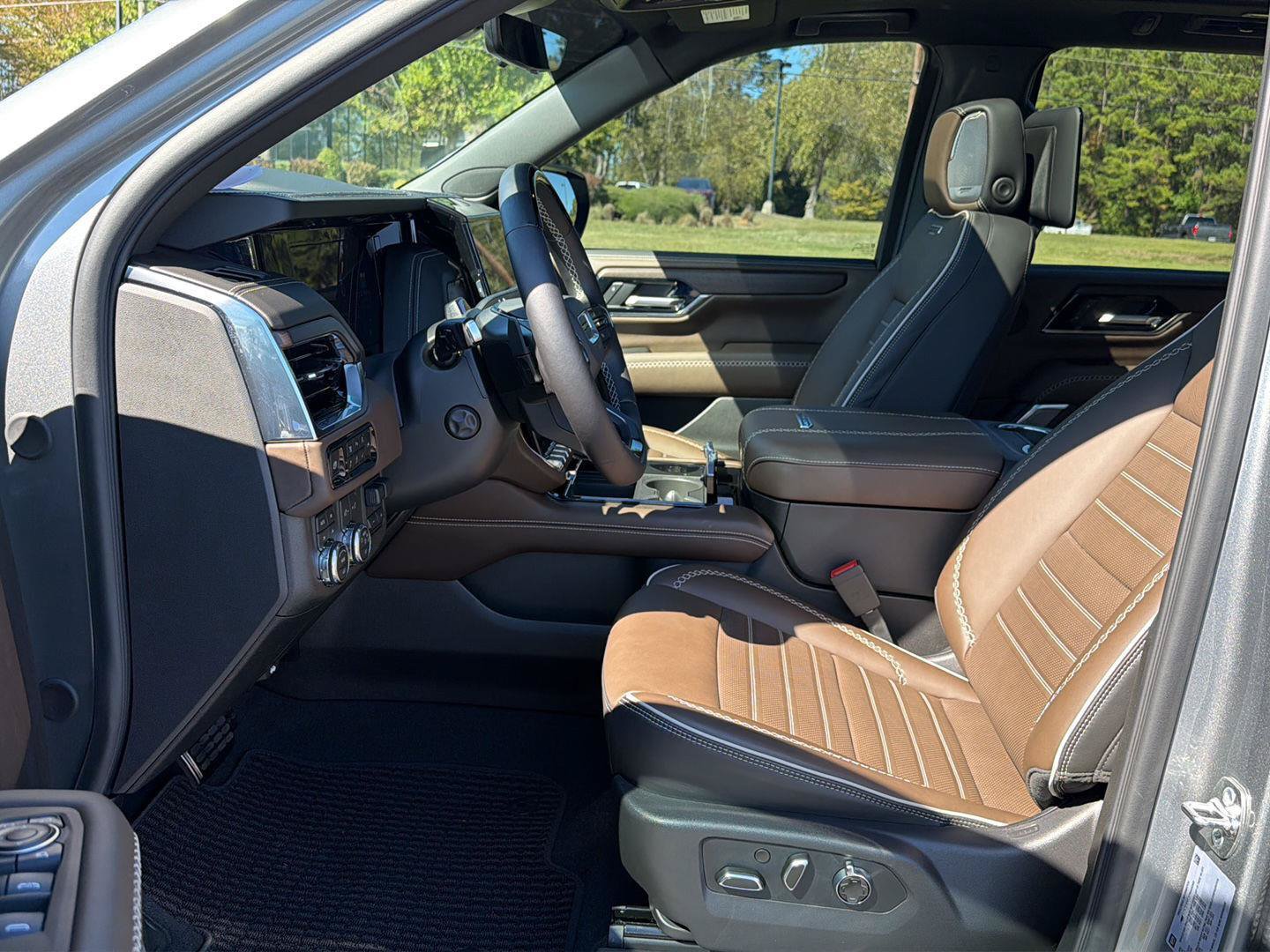 Used 2026 GMC Yukon Denali Ultimate AWD/4WD image 10