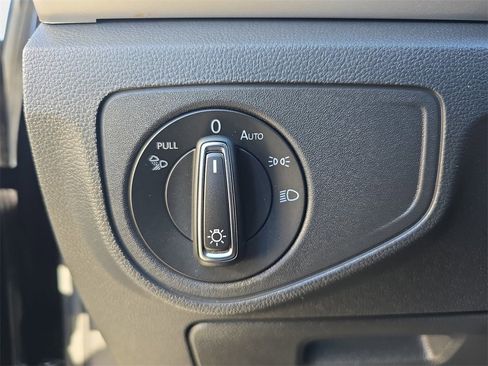 Used 2022 Volkswagen Atlas Cross Sport SE image 28