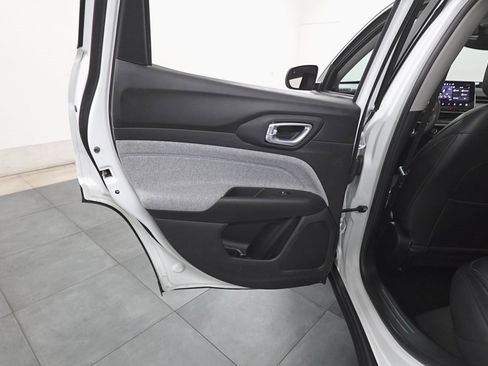 Used 2022 Jeep Compass Latitude image 21