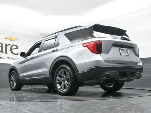 Used 2022 Ford Explorer XLT w/ Equipment Group 202A AWD/4WD image 5