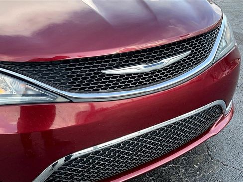 Used 2018 Chrysler Pacifica Touring-L image 31