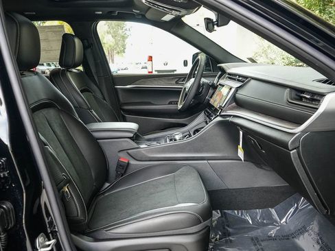 New 2026 Jeep Grand Cherokee Altitude image 17