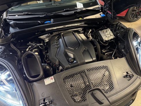 Used 2024 Porsche Macan Base AWD 4dr SUV w/ Premium Plus Package image 15