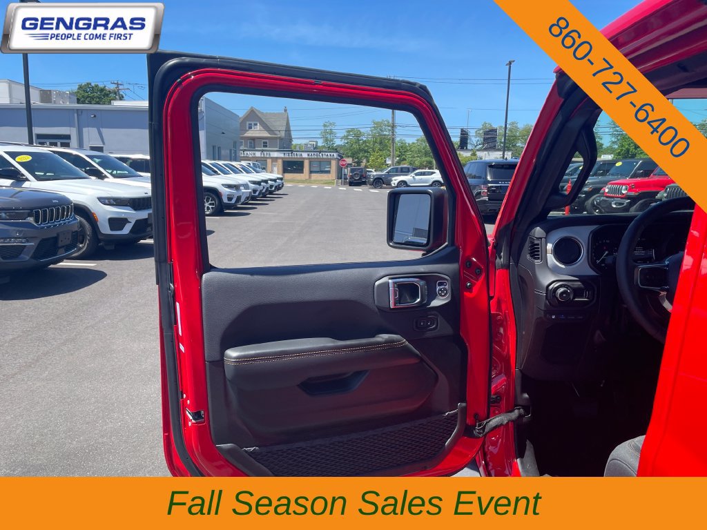 Used 2025 Jeep Wrangler Unlimited Sahara AWD/4WD image 38