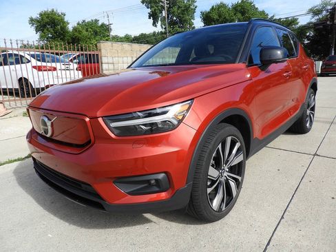 Used 2021 Volvo XC40 P8 Recharge w/ Advanced Package AWD/4WD image 5