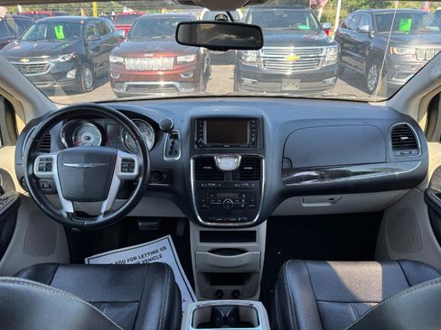 Used 2014 Chrysler Town & Country Touring FWD image 22