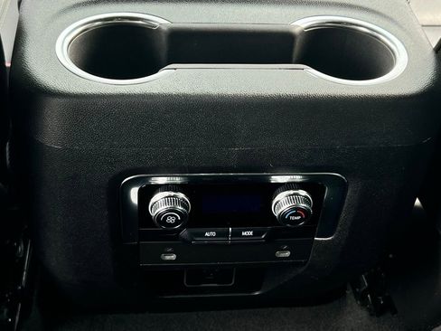 Used 2024 GMC Yukon SLT image 7