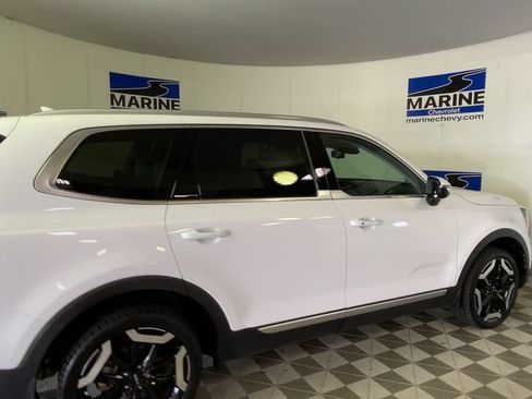 Used 2024 Kia Telluride EX w/ EX Captain's Chair Package FWD image 2