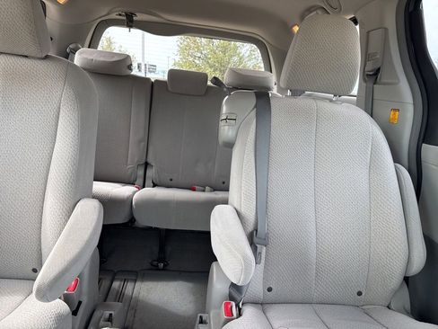Used 2012 Toyota Sienna LE w/ Towing Pkg FWD image 17