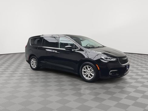 Used 2024 Chrysler Pacifica Touring-L image 33