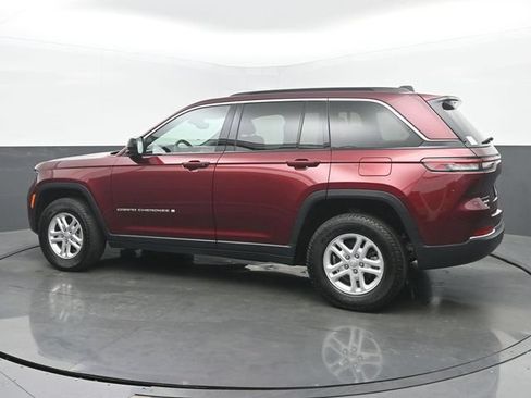 Used 2024 Jeep Grand Cherokee Laredo AWD/4WD image 3