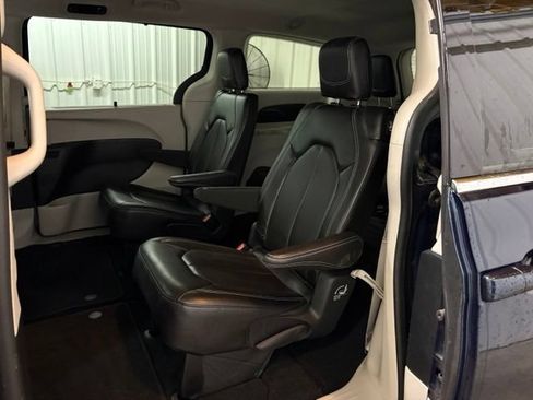 Used 2023 Chrysler Pacifica Touring-L FWD image 17