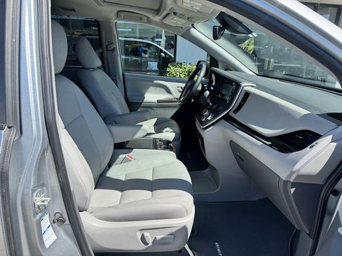 Used 2020 Toyota Sienna XLE w/ XLE Navigation Package image 16
