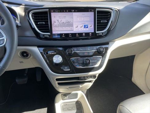 Used 2023 Chrysler Pacifica Touring-L FWD image 21