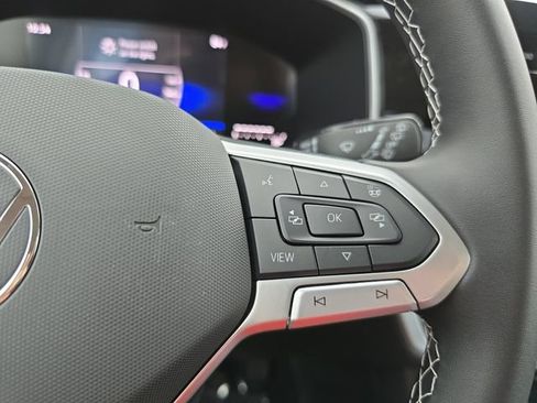 Certified 2025 Volkswagen Taos SE FWD image 17