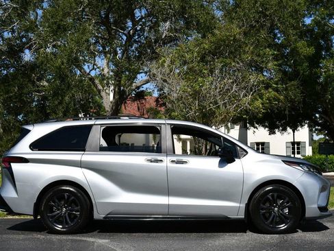 Used 2025 Toyota Sienna XSE image 38