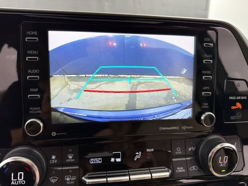 Used 2022 Toyota Highlander XLE AWD/4WD image 18