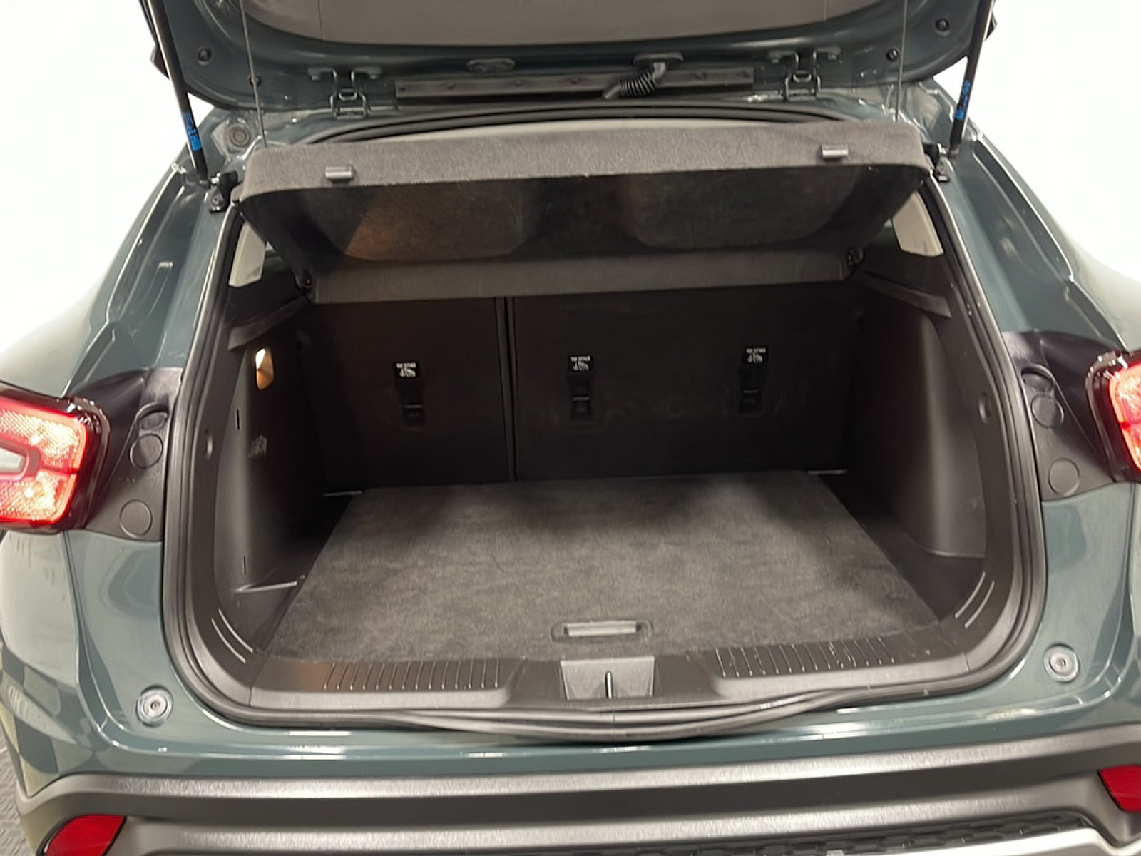 Used 2025 Chevrolet Trax LT FWD image 17