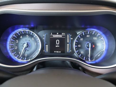 Used 2018 Chrysler Pacifica Touring-L w/ Premium Audio Group FWD image 24