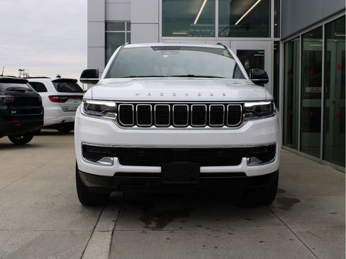 Used 2025 Jeep Wagoneer 4WD image 2