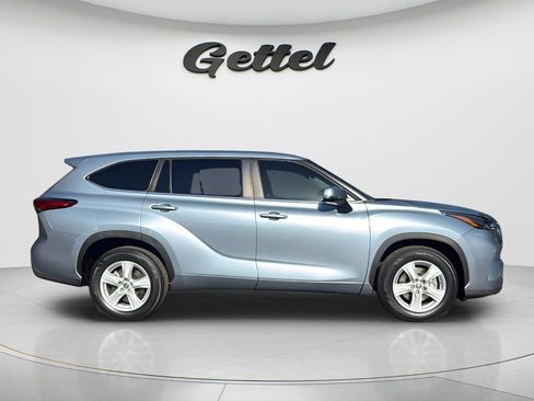 Used 2023 Toyota Highlander LE FWD image 4