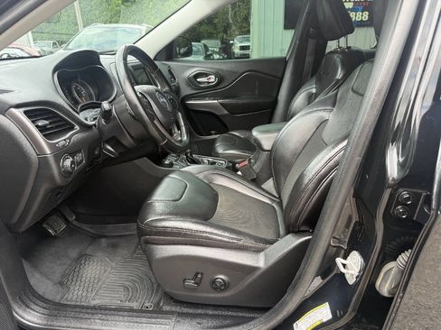 Used 2019 Jeep Cherokee Latitude Plus w/ Cold Weather Group AWD/4WD image 7