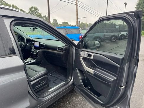 Used 2021 Ford Explorer Limited w/ Equipment Group 301A AWD/4WD image 16
