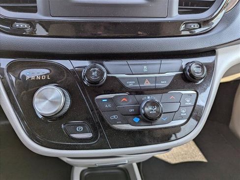 Used 2017 Chrysler Pacifica LX FWD image 19