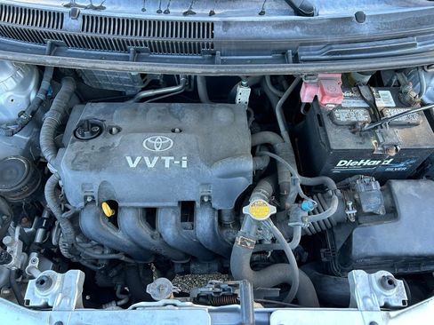 Used 2009 Toyota Yaris Base image 11