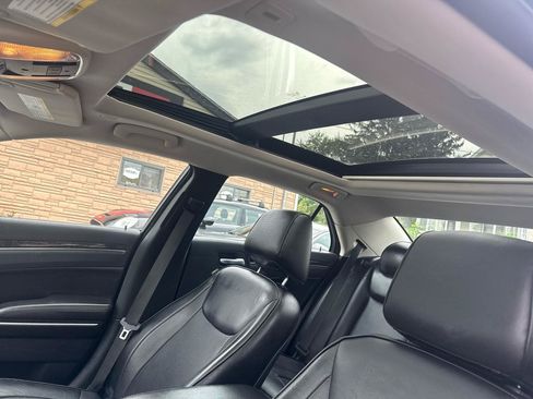 Used 2019 Chrysler 300 Limited AWD/4WD image 29