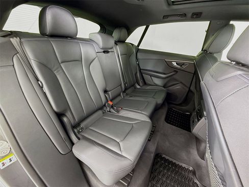 Used 2023 Audi Q8 Premium image 27