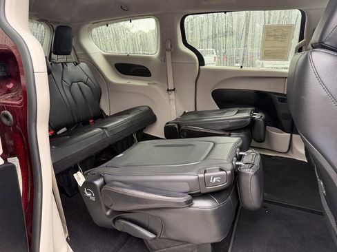 Used 2020 Chrysler Pacifica Touring-L image 18