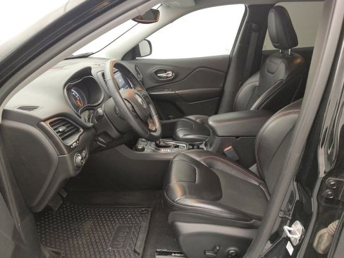 Used 2019 Jeep Cherokee Trailhawk w/ Cold Weather Group image 17