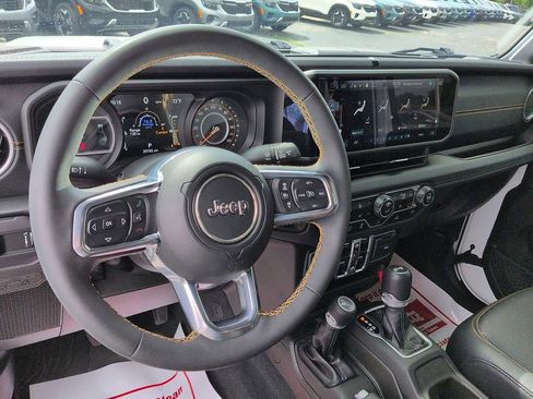 Used 2024 Jeep Wrangler Unlimited Sahara w/ Technology Group AWD/4WD image 9