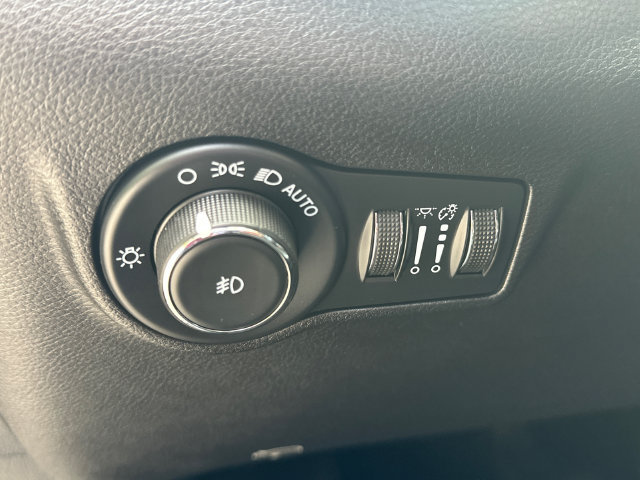 Used 2023 Jeep Compass Limited w/ Sun and Sound Group AWD/4WD image 27