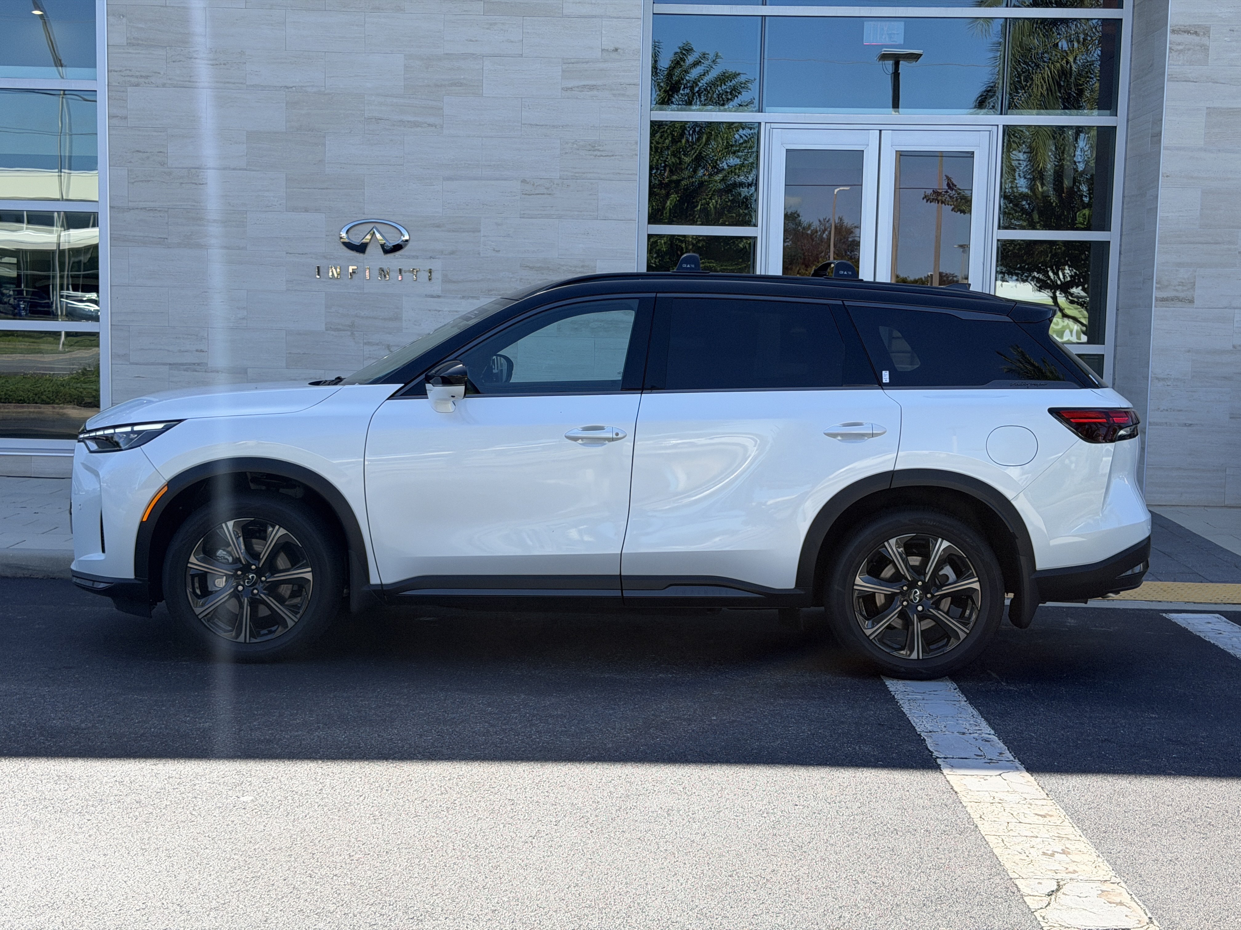 Certified 2027 INFINITI QX60 Autograph w/ Dark Cargo Package AWD/4WD image 4