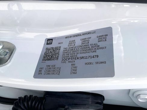 Used 2024 Chevrolet Colorado ZR2 w/ Safety Package AWD/4WD image 34